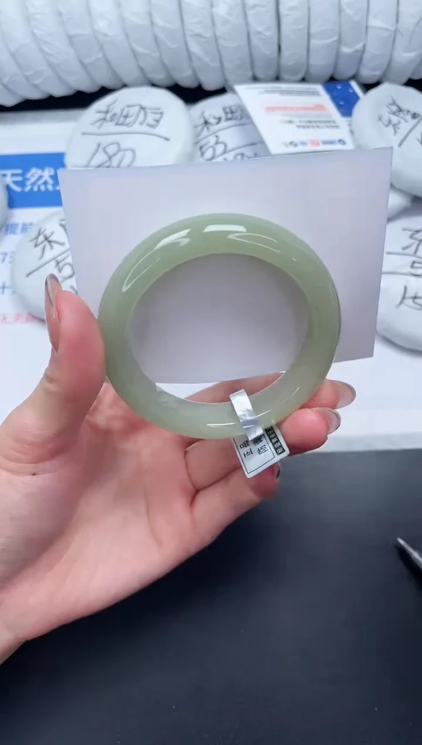 未镶嵌手镯石英质玉61-54.6DK