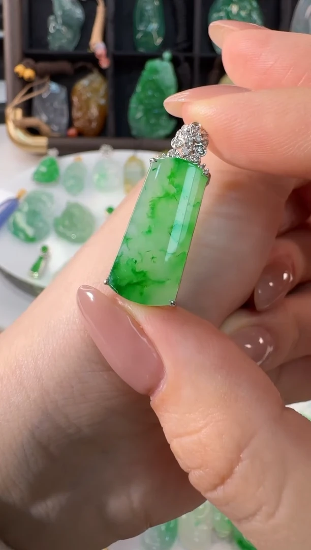 颈饰18K金镶嵌翡翠缅甸A货翡翠