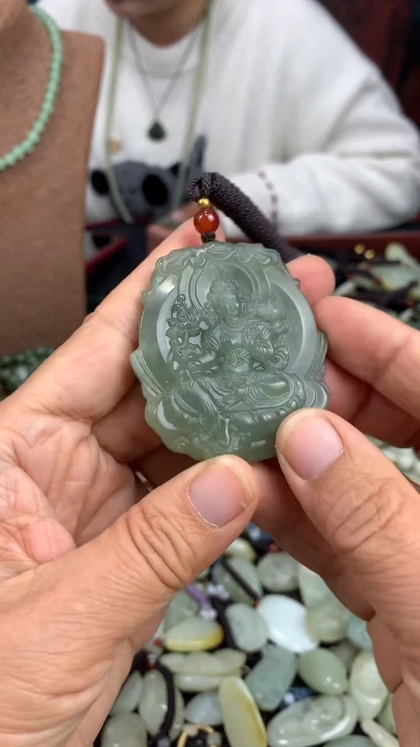 颈饰未镶嵌和田玉（多样性发一件）没有证书有瑕