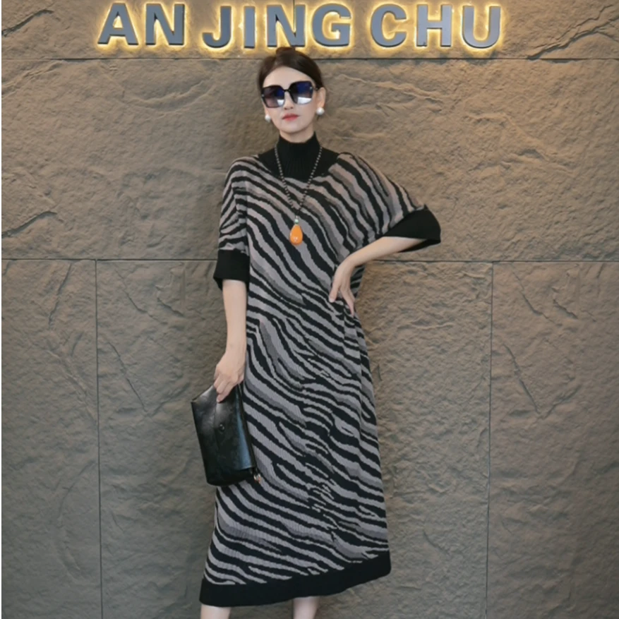 7  AN JING CHU 斑马纹设计款气质设计师秋冬长款轻奢针织连衣裙