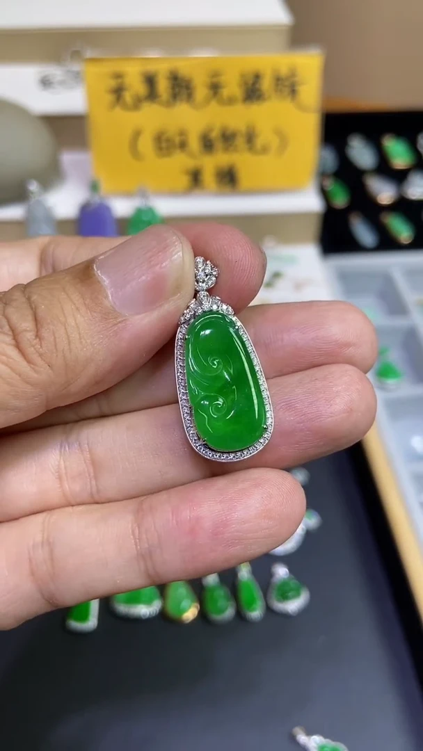 翡翠18K金镶嵌颈饰如意