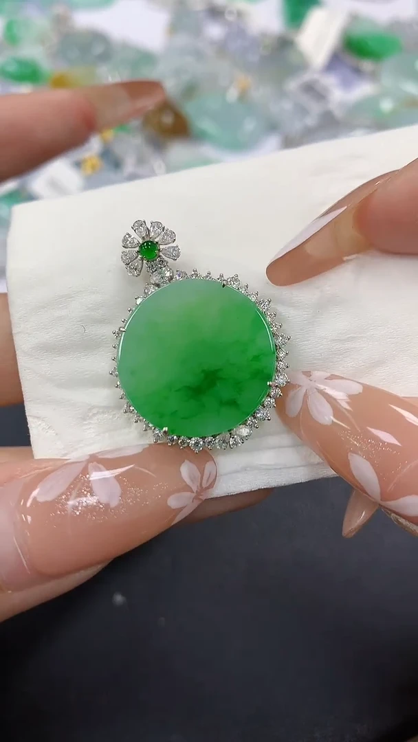 颈饰18K金镶嵌翡翠a货假一赔三支持复检百元上9元证书费自理