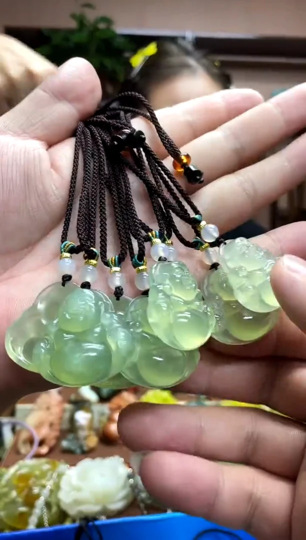 未镶嵌岫玉吊坠多样性发货发其中之一