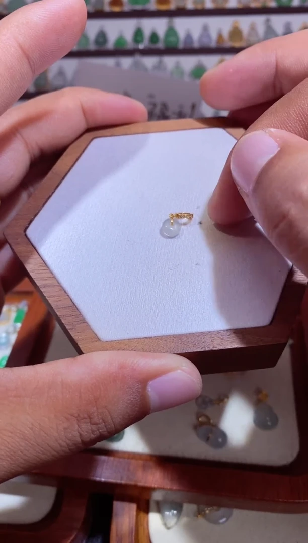 吊坠(不含链)18K金镶嵌翡翠11111