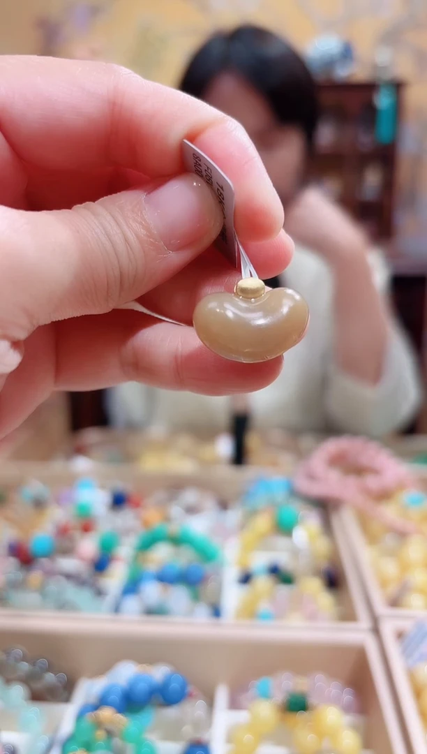 颈饰18K金镶嵌和田玉（糖玉）糖豆