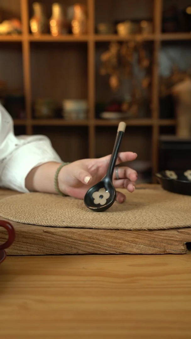 黑色雕刻小花花系列的长柄勺1个