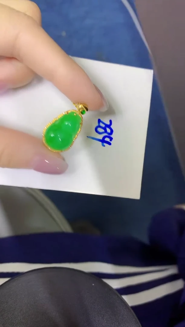 颈饰18K金镶嵌翡翠缅甸天然翡翠A货