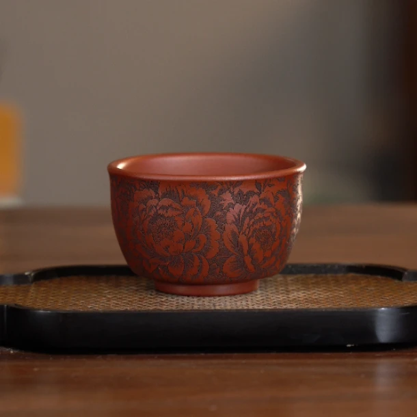 6171原矿紫砂龙血砂满杯刻绘牡丹国色天香主人杯 YY 150CC