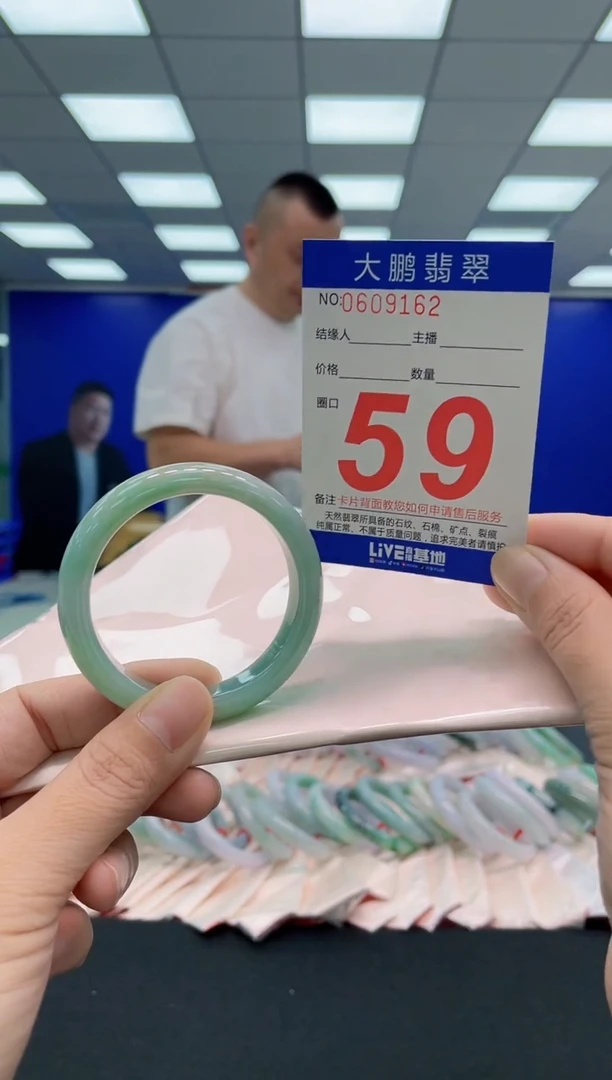 翡翠手镯未镶嵌赵*青AAAAAAAAA