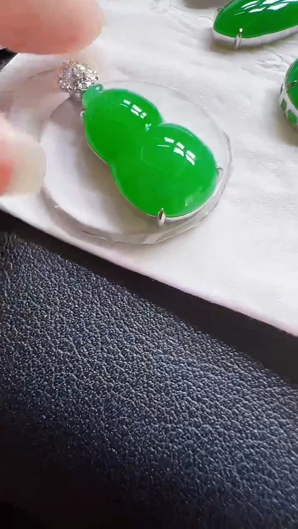 颈饰18K金镶嵌翡翠葫芦