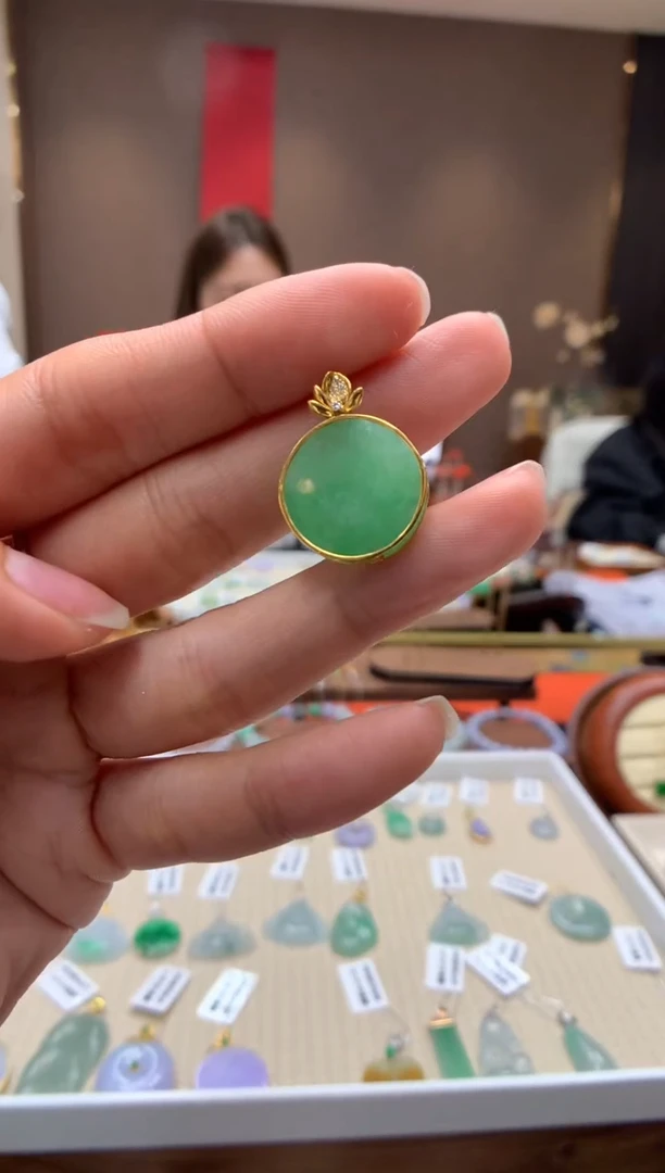 【闪购商品】翡翠颈饰18K金镶嵌无事牌
