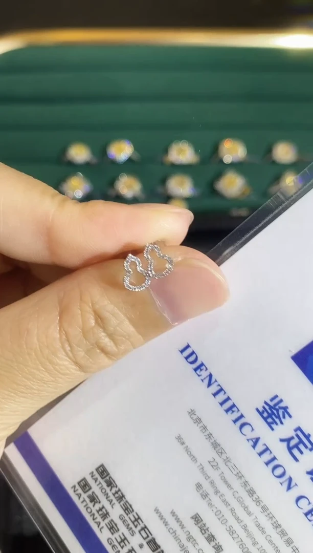 18K金镶嵌耳饰钻石多样性发一