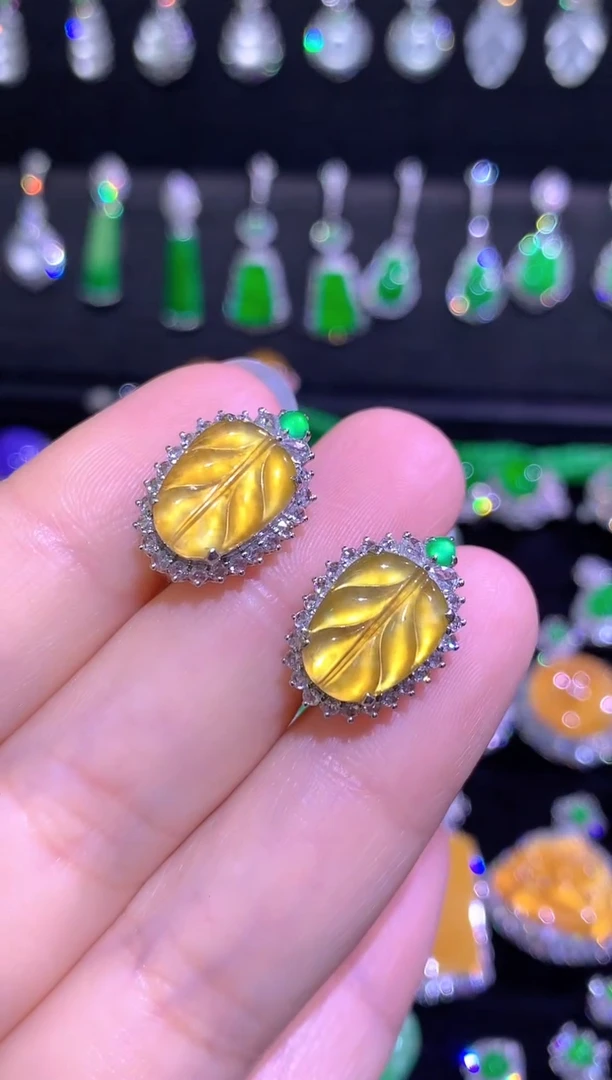 18K金镶嵌戒指翡翠高冰玻金枝玉叶耳包