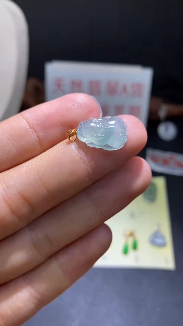 翡翠18K金镶嵌颈饰翡翠吊坠