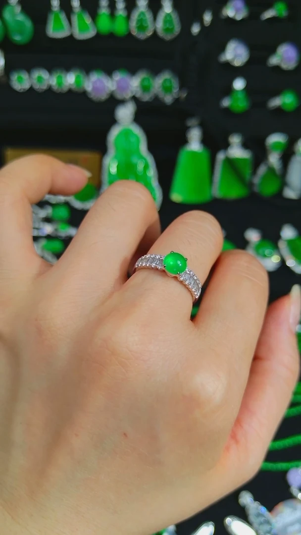 18K金镶嵌戒指翡翠蛋面戒指