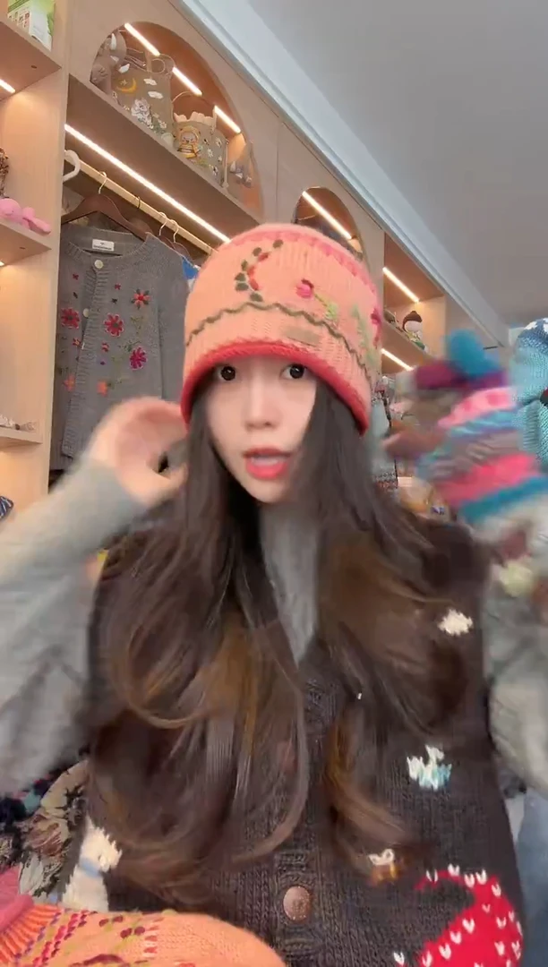 羊毛粉色满刺绣卷边帽