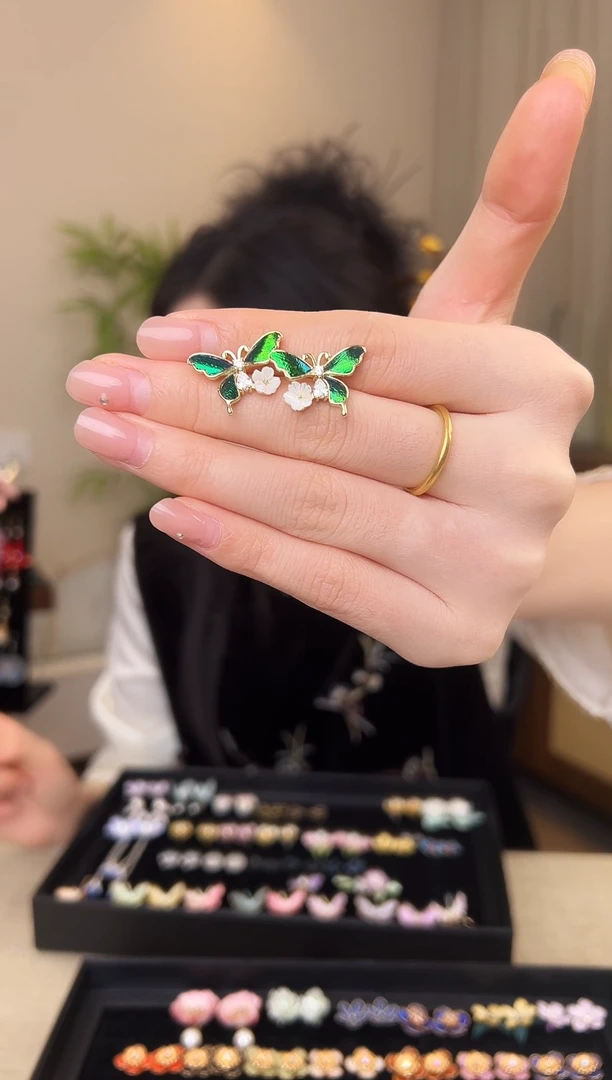 刺绣扶*?绿色蝴蝶耳钉