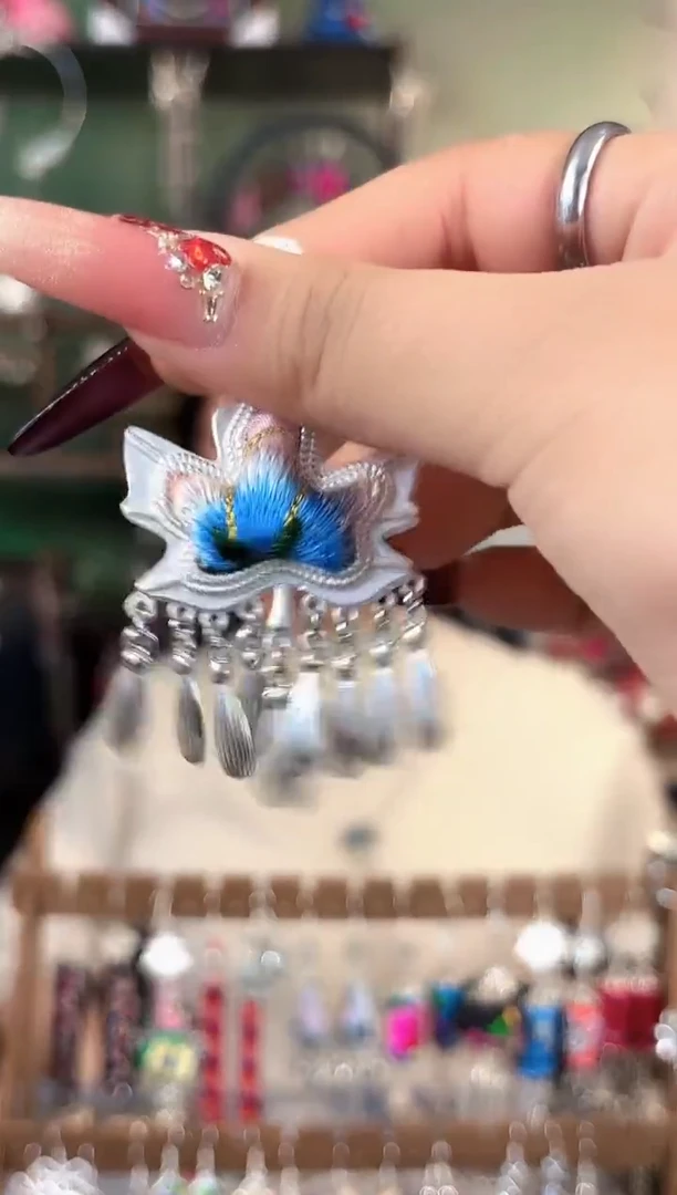 彩云南阁非遗老绣饰品238
