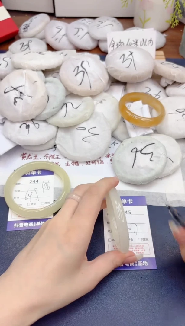 石英质玉手镯未镶嵌245-美人条晴水-圈口52