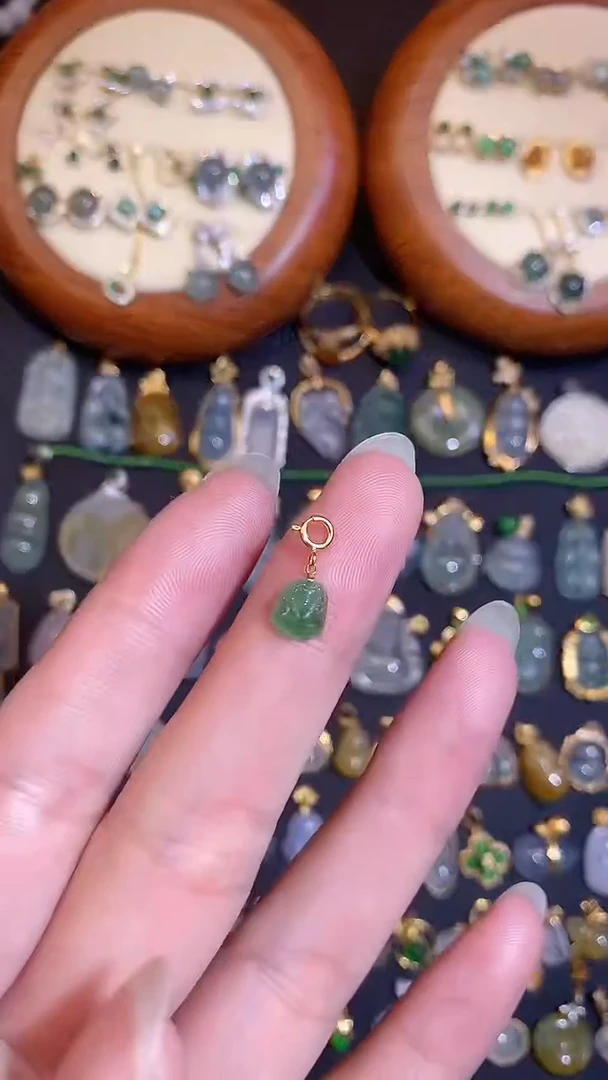 翡翠18K金镶嵌颈饰天然A货翡翠