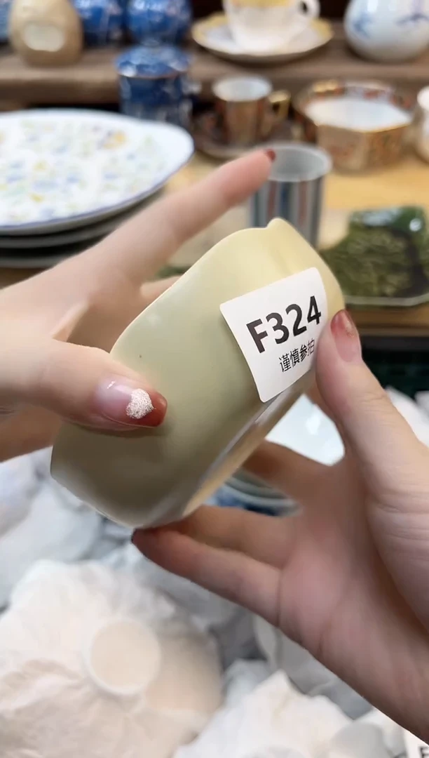 瓷片猪*贝 324