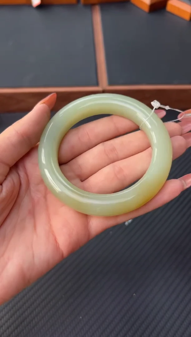 和田玉手镯未镶嵌且末微色差迪克兰二细56M