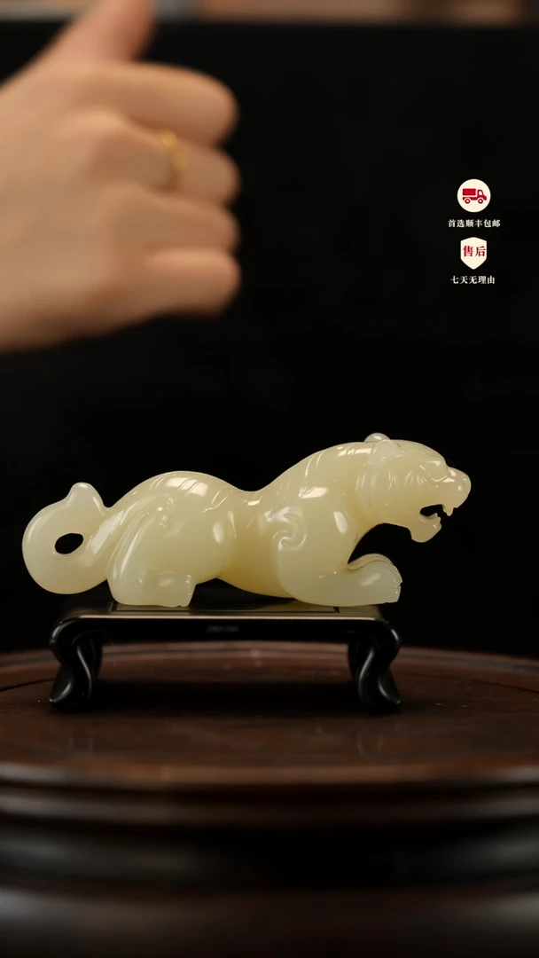 云南石竹叶青雕刻：伏虎手把件
