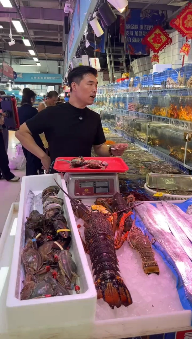 中国大陆虞*丿黑虎虾，断氧膏蟹，1.8斤