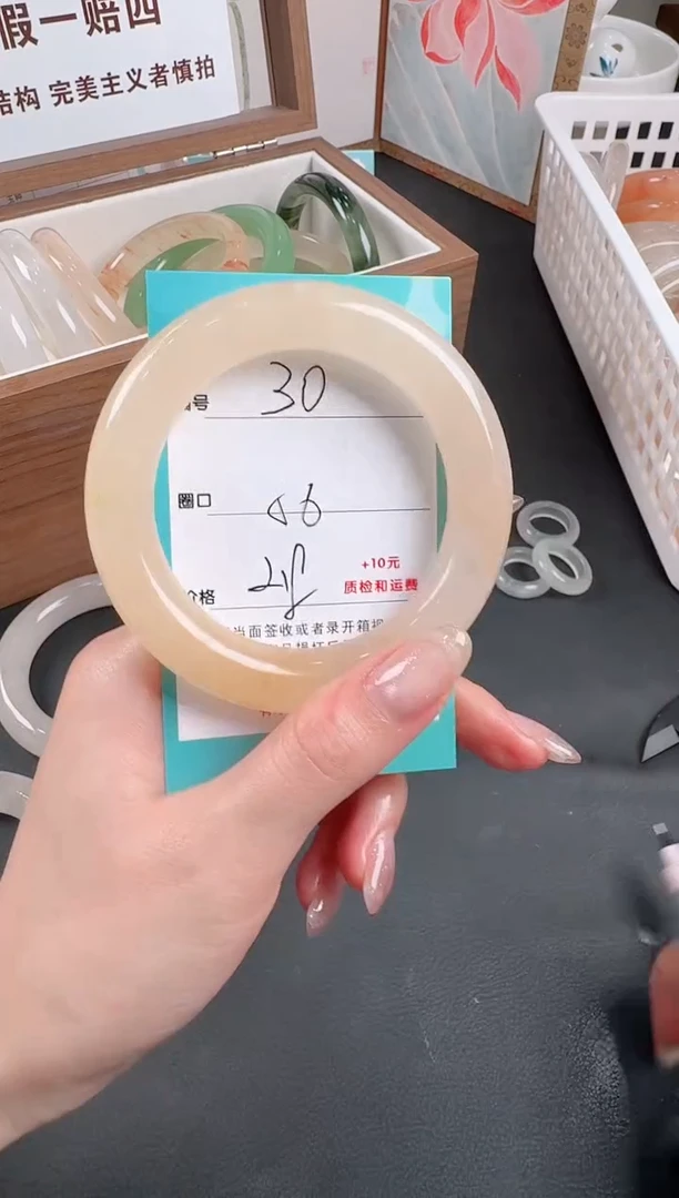 未镶嵌手镯石英质玉30