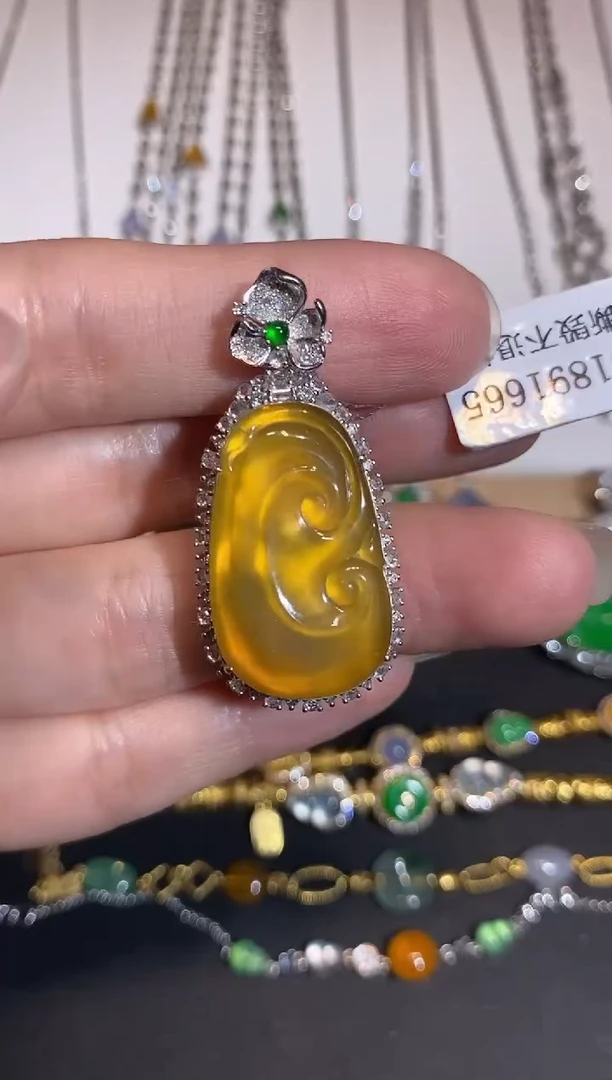 颈饰18K金镶嵌翡翠吊坠
