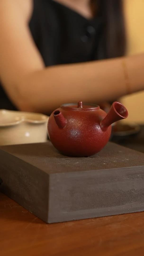 红釉侧把壶........