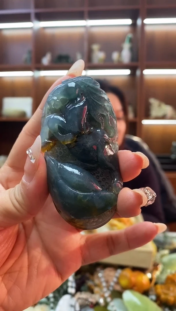 未镶嵌蛇纹石玉吊坠