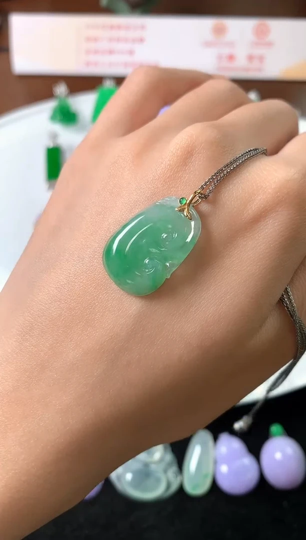 吊坠(赠链)18K金镶嵌翡翠吊坠