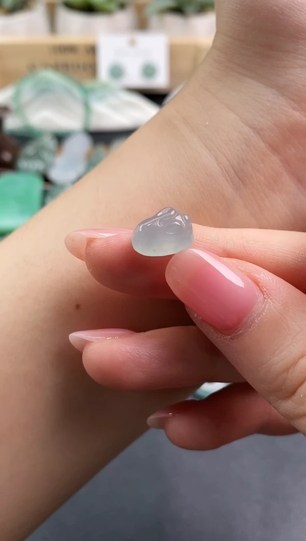 颈饰未镶嵌翡翠兔子