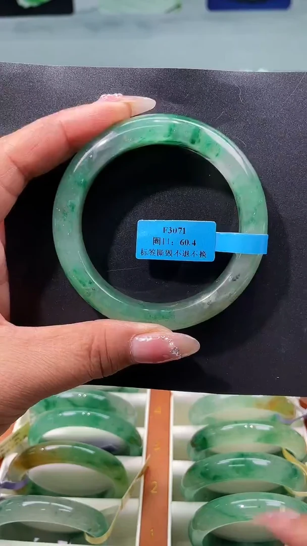 未镶嵌手镯石英质玉（非洲翠）手镯