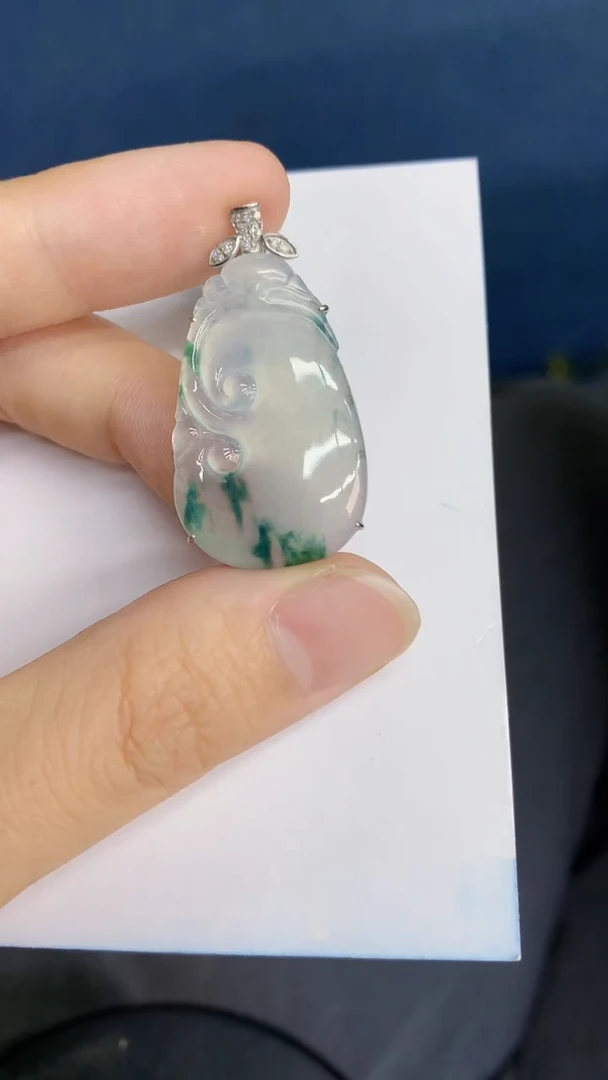 翡翠18K金镶嵌颈饰             8