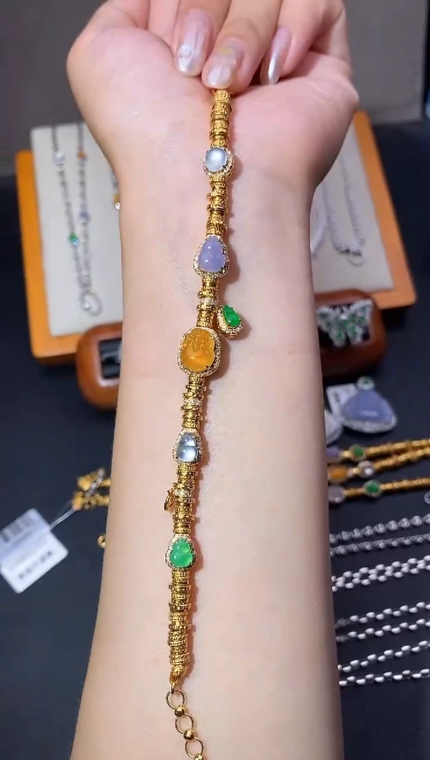 颈饰18K金镶嵌翡翠盘缠