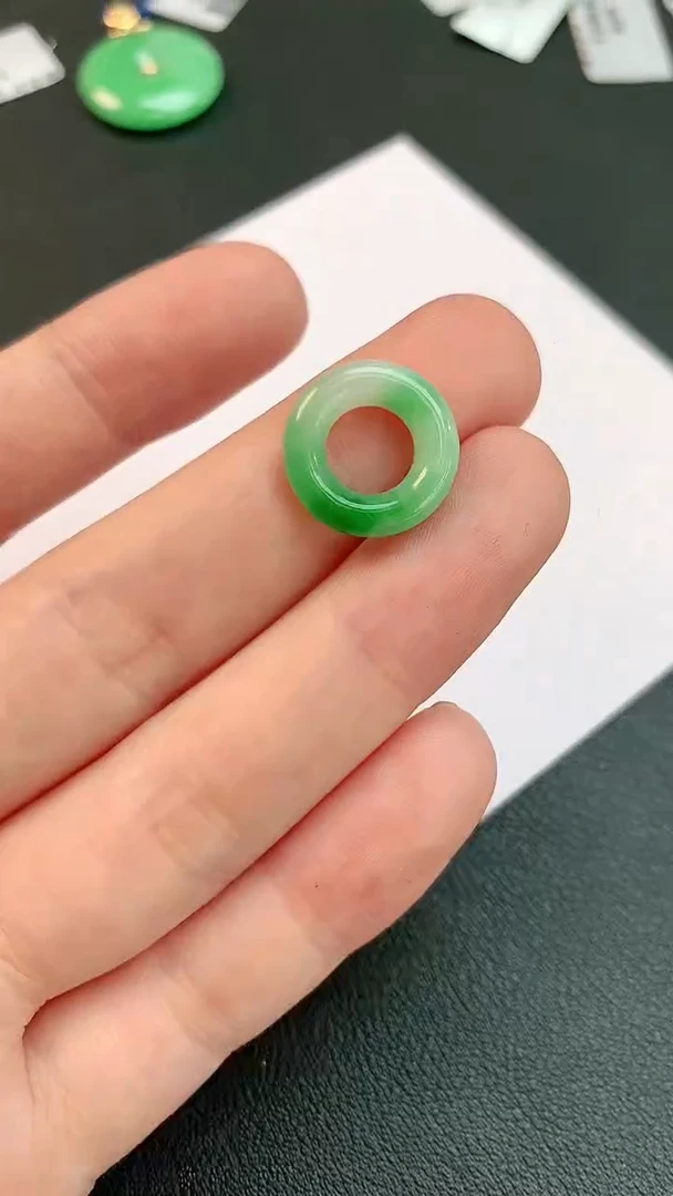 翡翠未镶嵌颈饰赠礼盒证书 敏