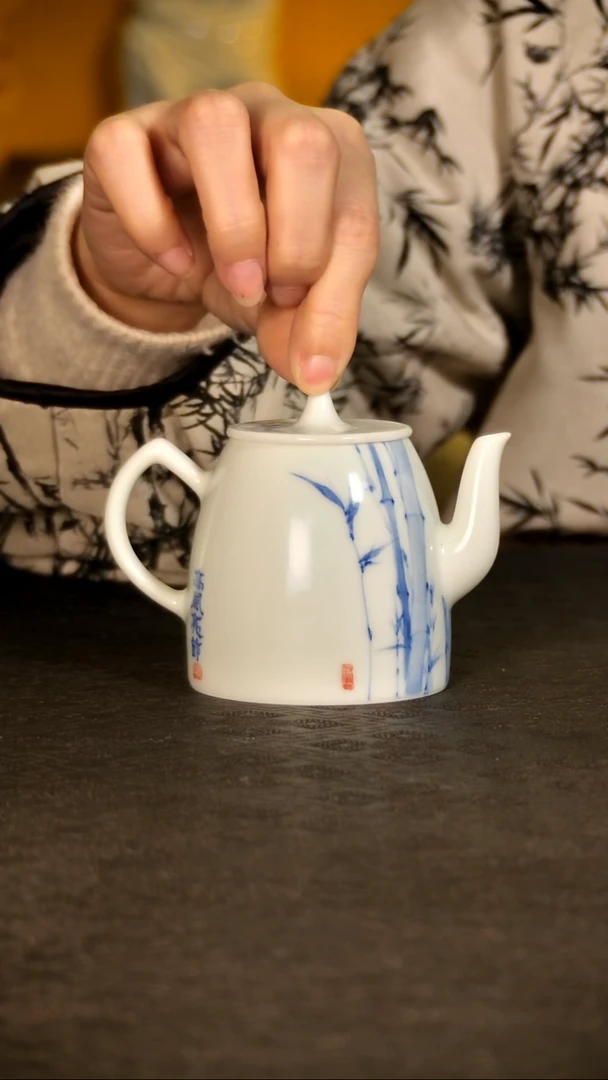 青花手绘竹子壶11