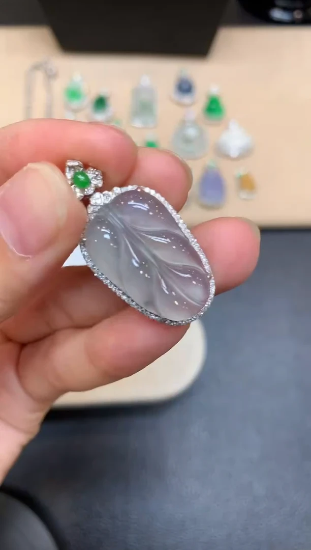 颈饰18K金镶嵌翡翠树叶【无服务费