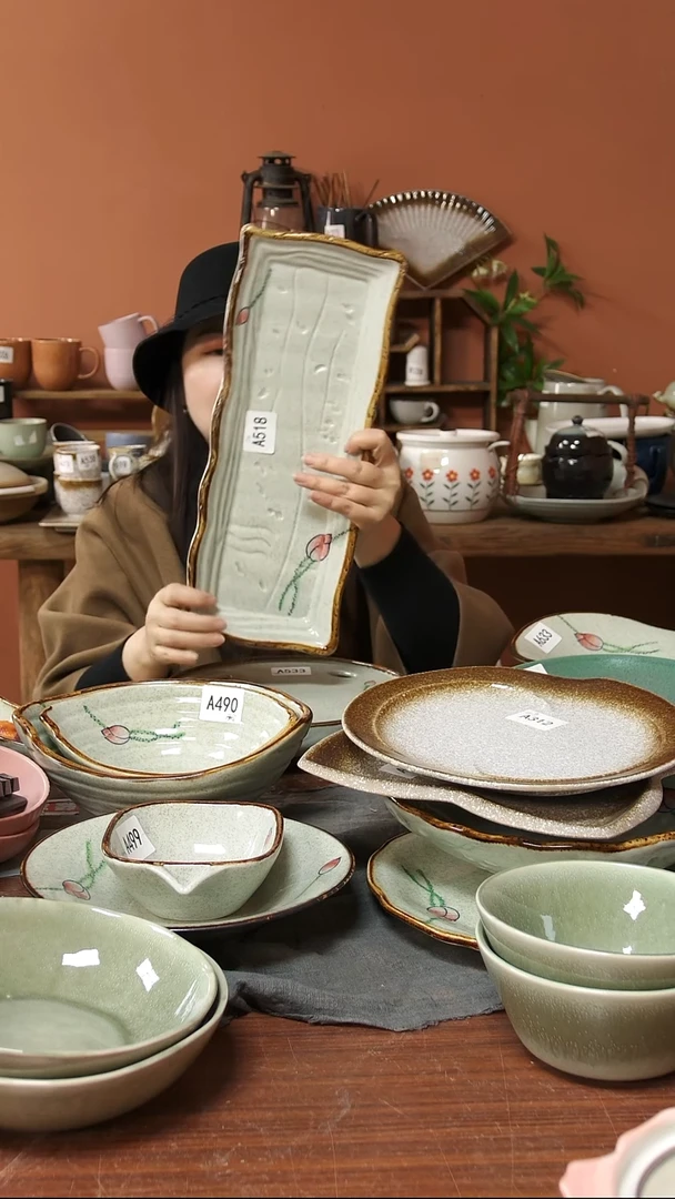 陶瓷A518 一只手绘荷花黑点陶瓷长方盘39.5*15*3可能微瑕