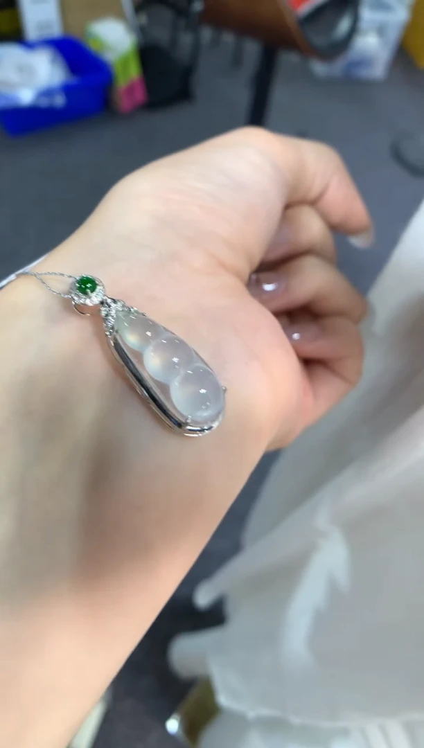 颈饰18K金镶嵌翡翠福豆