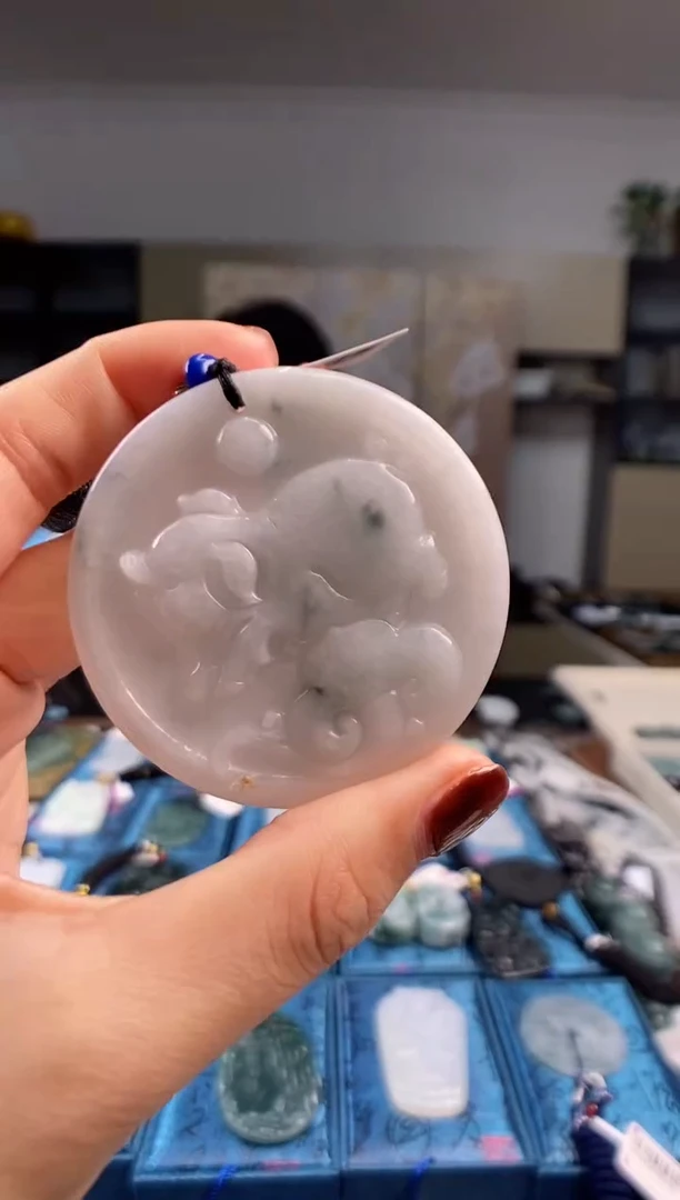 颈饰未镶嵌翡翠  多样性发其一