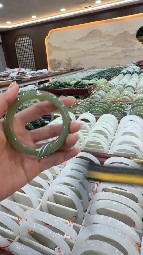 颈饰未镶嵌和田玉手镯56