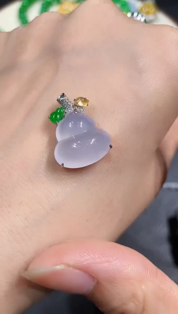 颈饰18K金镶嵌翡翠葫芦