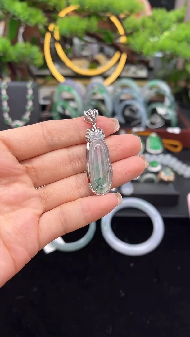 颈饰18K金镶嵌翡翠吊坠