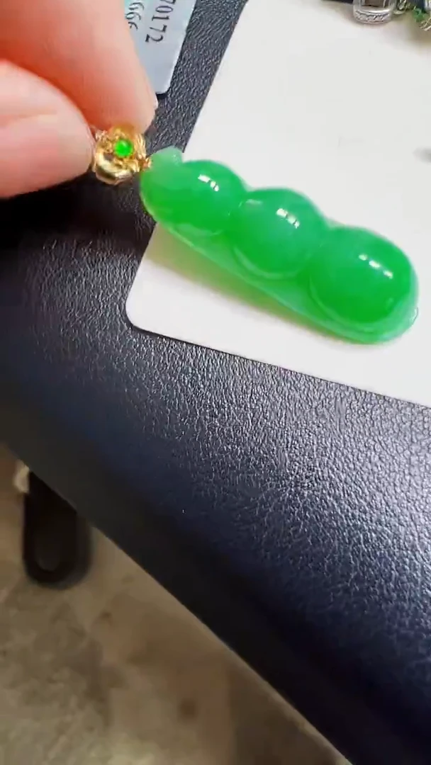 颈饰18K金镶嵌翡翠豆