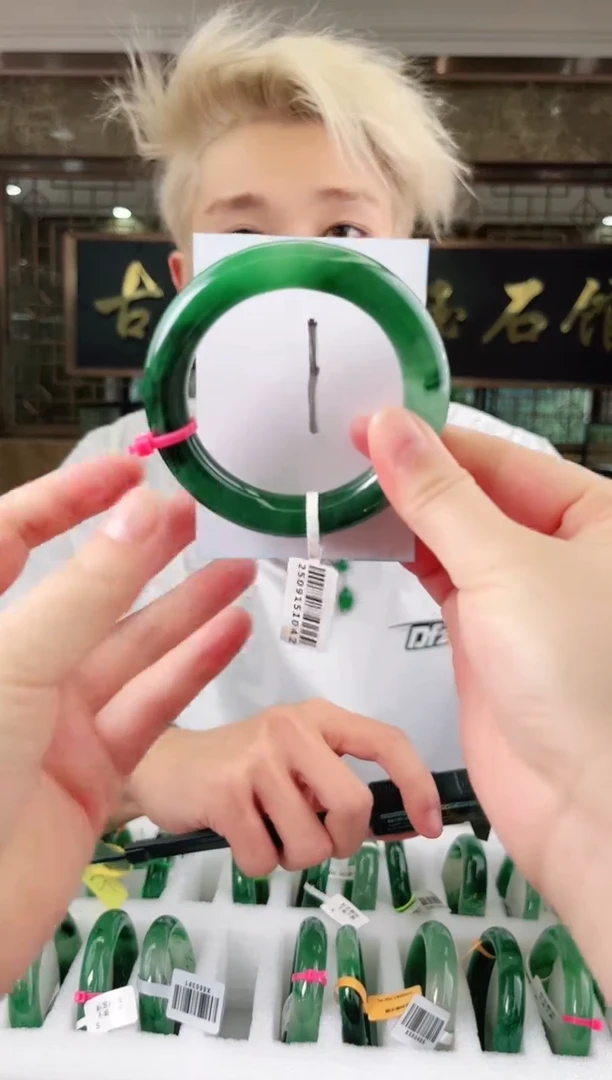 未镶嵌手镯石英质玉（非洲翠）微瑕，一经发货，运费不退介意勿拍