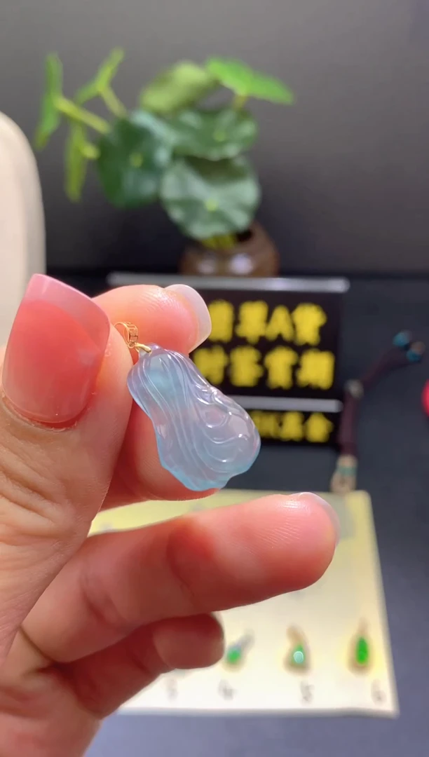 翡翠18K金镶嵌颈饰翡翠吊坠