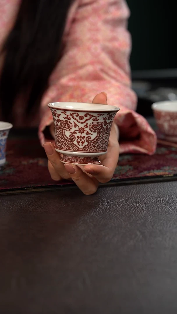 贵红窑釉里红如意纹大马蹄杯